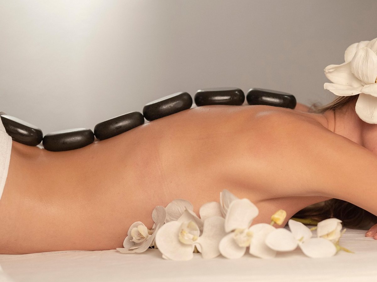 Soin du corps avec pierres et fleurs